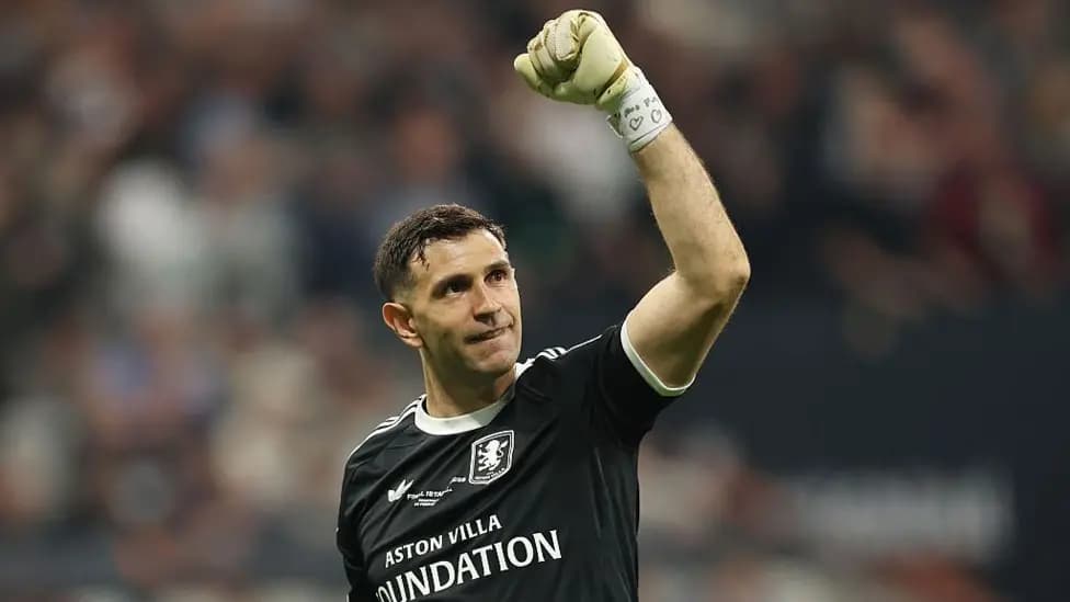 Emiliano Martinez Arrives in London to Sign Two-Year Chelsea Deal