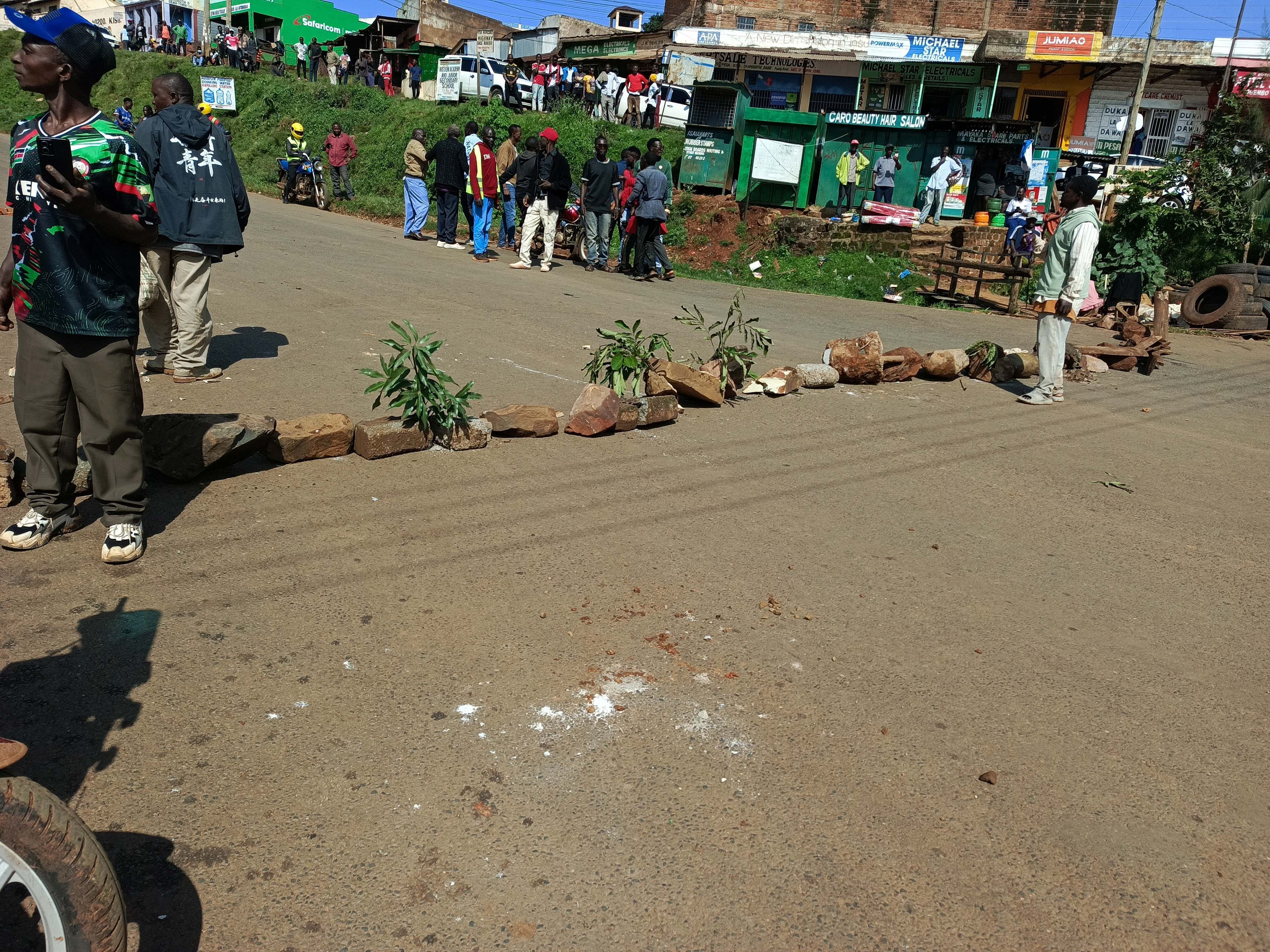 Motorists block Kisii–Kilgoris Road in Ogembo over rising fuel prices