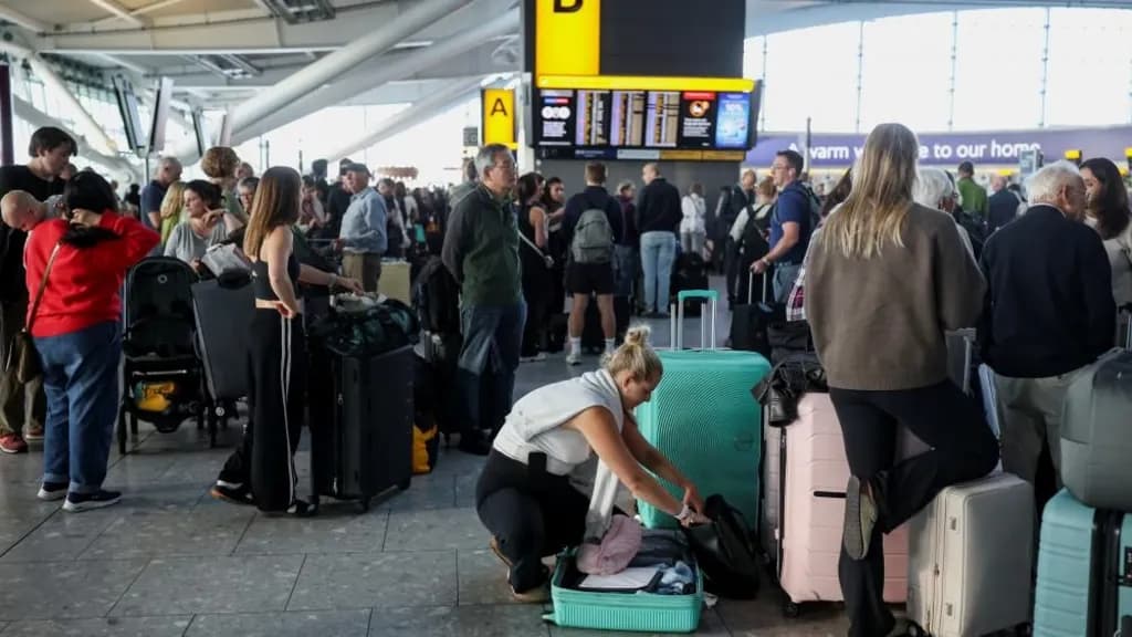More flights delayed after hundreds cancelled by air traffic control glitch