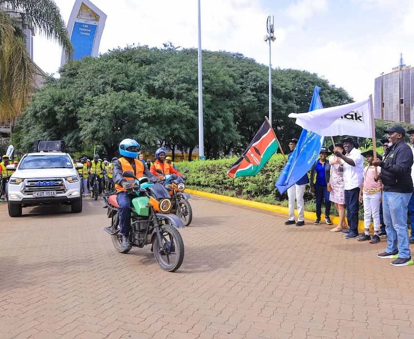 77km Electric Vehicles Parade Ushers in E-Mobility Conference