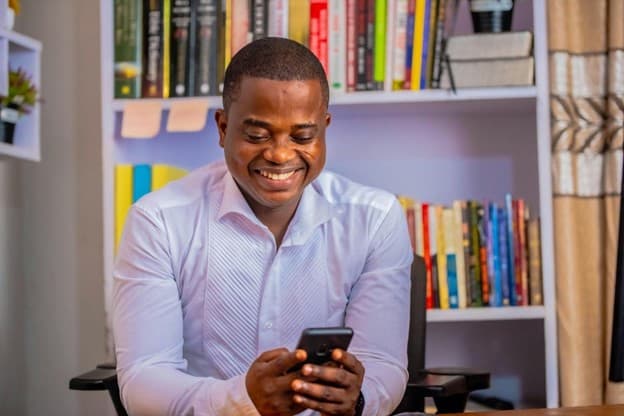 10 online side hustles you can do with your phone in Kenya
