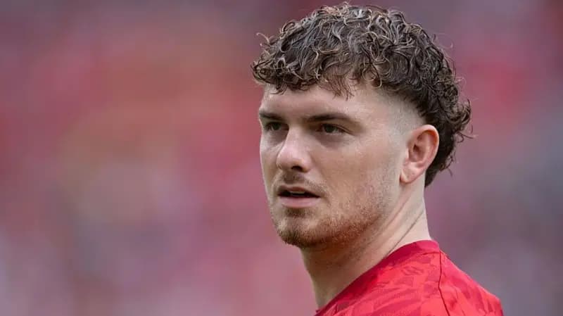 Valencia sign Liverpool’s Elliott on loan