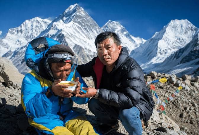 Mount Everest climber recounts moment he lost guide who survived alone for six days