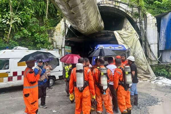 Tunnel collapse in India kills 12 workers