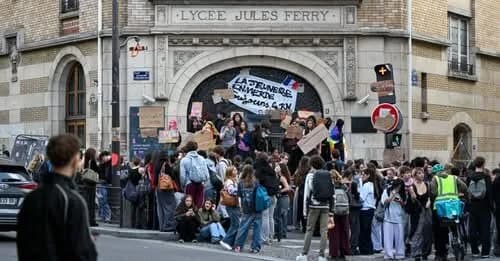 France closes up to 500 schools Monday over student protests