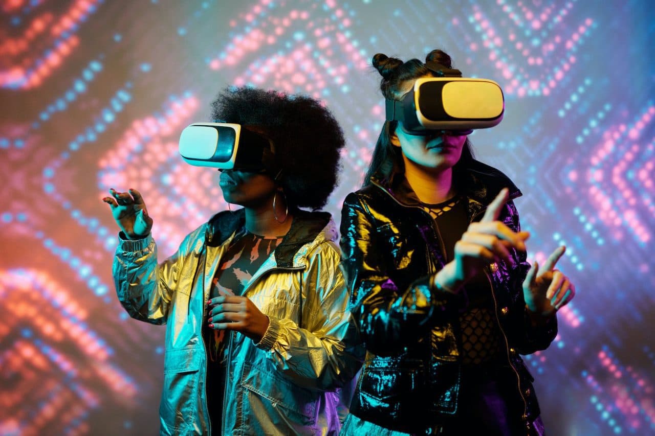 A Virtual Cosmos – Discussing Pros and Cons of Metaverse
