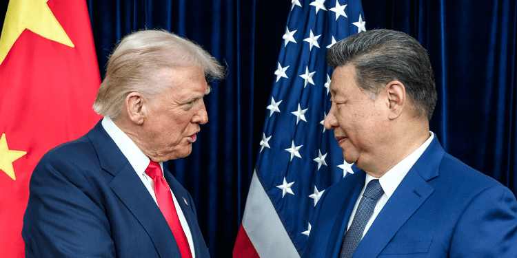 Trump “Caught Sipping” at Xi Jinping State Banquet as Viral Clip Sparks Alcohol Claims and White House Firestorm
