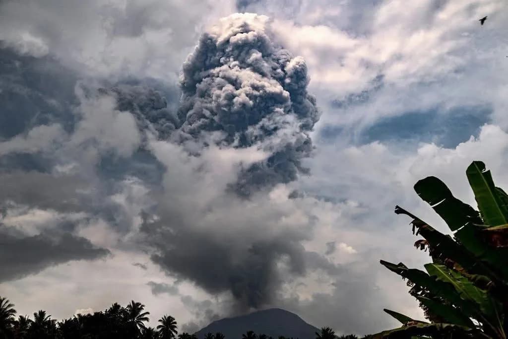 Volcano eruption leaves 170,000 passengers stranded in Indonesia