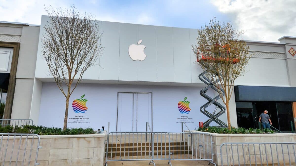 Apple Sues Tech YouTuber Jon Prosser Over iOS 26 Leak