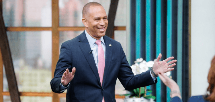 Jeffries Says Democrats Must Win Midterms to End Trump ‘Extremism’ After Virginia Supreme Court Ruling