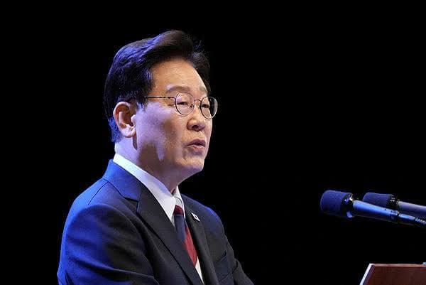 South Korea proposes talks to officially end war with North