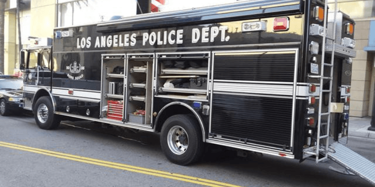 Los Angeles Garage Blast Kills 1 as Bomb Squad Responds to Fireworks Explosion