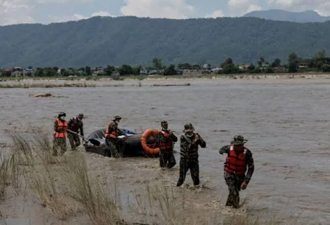 Nepal death toll crosses 1,000 as rescuers race to find workers trapped in mud-filled tunnels