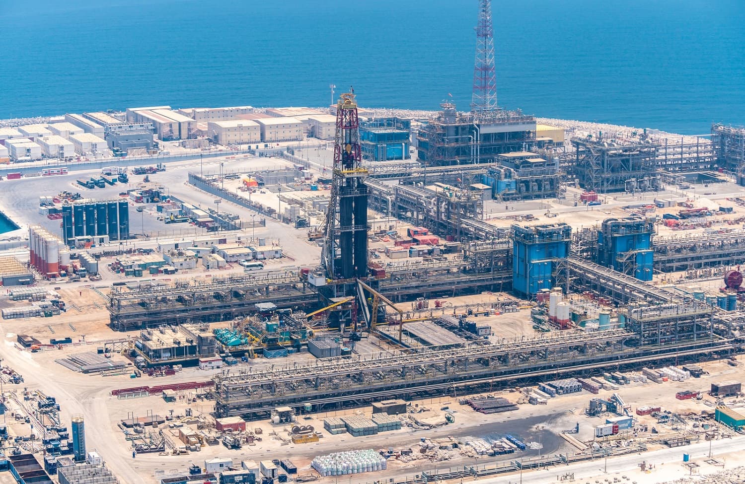 Abu Dhabi Offshore Oil Project Advances with New EPC Contracts and Record‑Setting Drilling