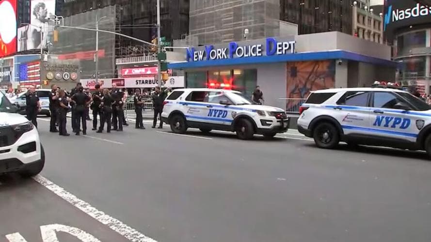 Police: 2 stabbed, 1 fatally, in ‘random and unprovoked’ attack in Times Square