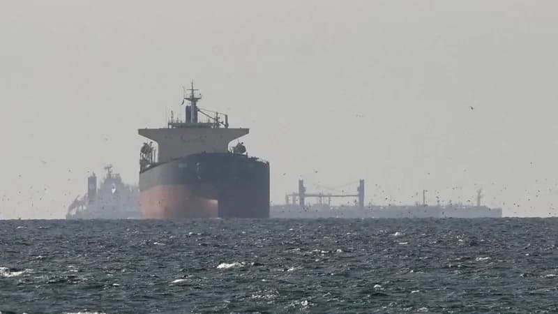 Trump urges UK and other nations to send warships to Strait of Hormuz