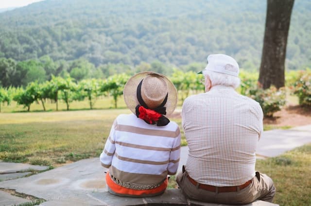 Comparing In-Home Care With Assisted Living for Aging Parents