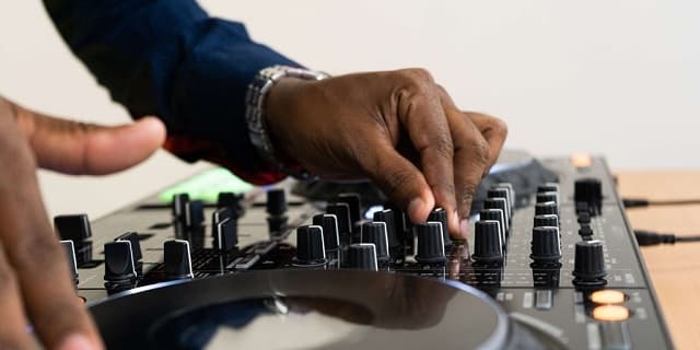 I Found Out My DJ Boyfriend Was Cheating On Me After He Dedicated A Song To His Special Lady And Two Other Women Cheered